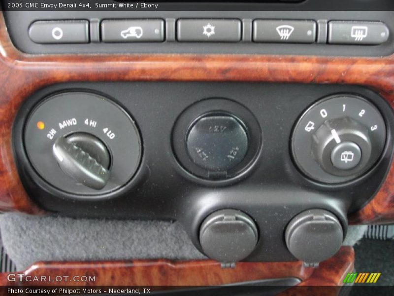 Summit White / Ebony 2005 GMC Envoy Denali 4x4