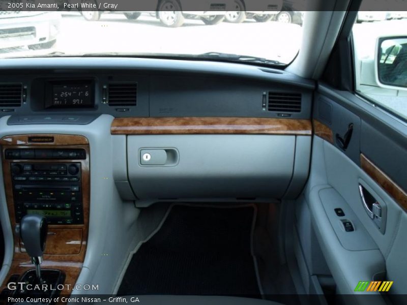 Pearl White / Gray 2005 Kia Amanti