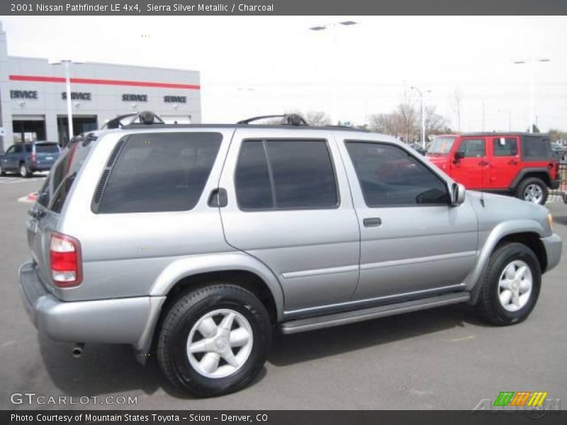 Sierra Silver Metallic / Charcoal 2001 Nissan Pathfinder LE 4x4