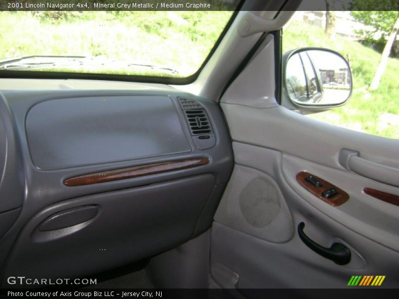 Mineral Grey Metallic / Medium Graphite 2001 Lincoln Navigator 4x4