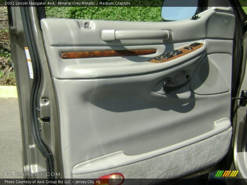 Mineral Grey Metallic / Medium Graphite 2001 Lincoln Navigator 4x4