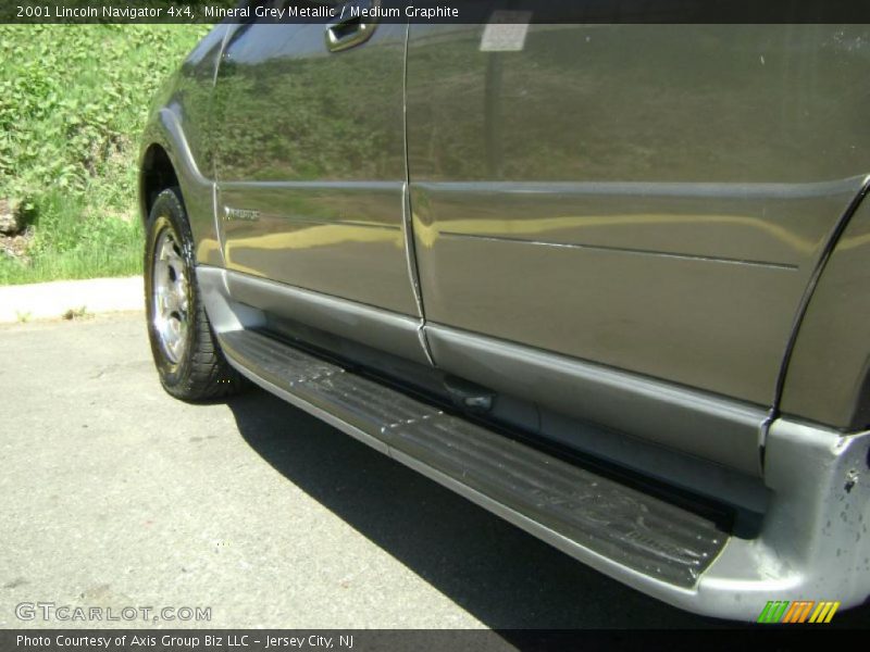 Mineral Grey Metallic / Medium Graphite 2001 Lincoln Navigator 4x4