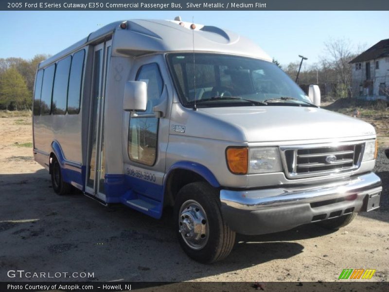 Silver Metallic / Medium Flint 2005 Ford E Series Cutaway E350 Commercial Passenger Bus