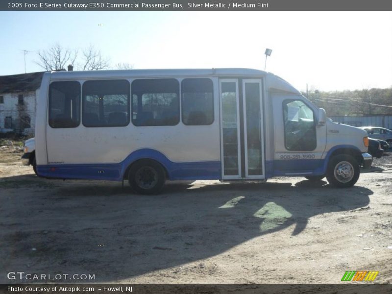 Silver Metallic / Medium Flint 2005 Ford E Series Cutaway E350 Commercial Passenger Bus
