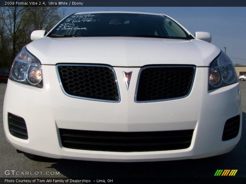 Ultra White / Ebony 2009 Pontiac Vibe 2.4