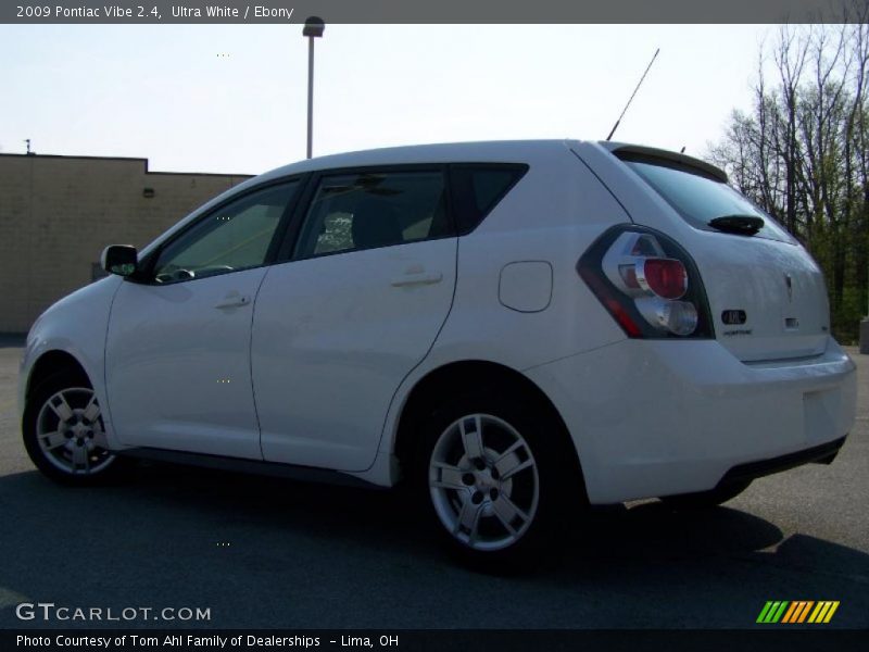 Ultra White / Ebony 2009 Pontiac Vibe 2.4