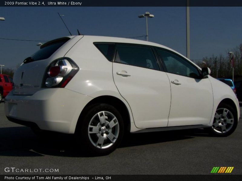 Ultra White / Ebony 2009 Pontiac Vibe 2.4