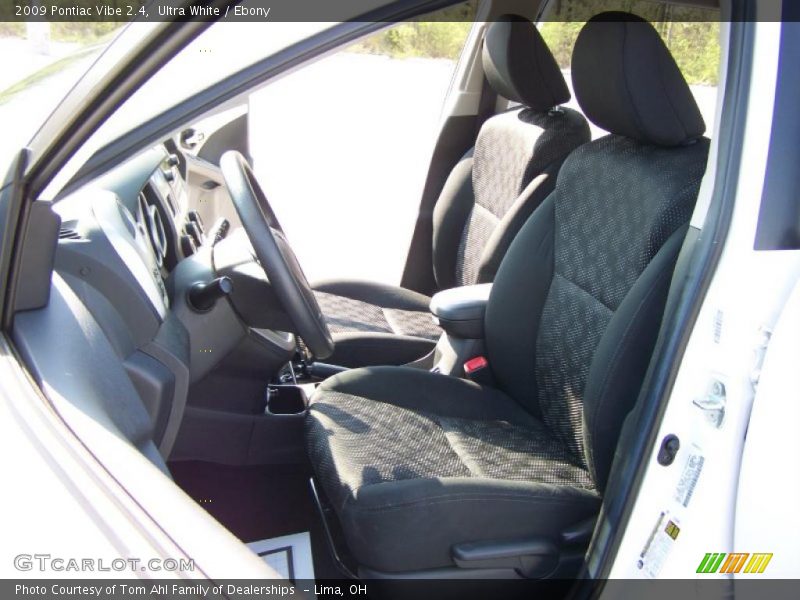 Ultra White / Ebony 2009 Pontiac Vibe 2.4