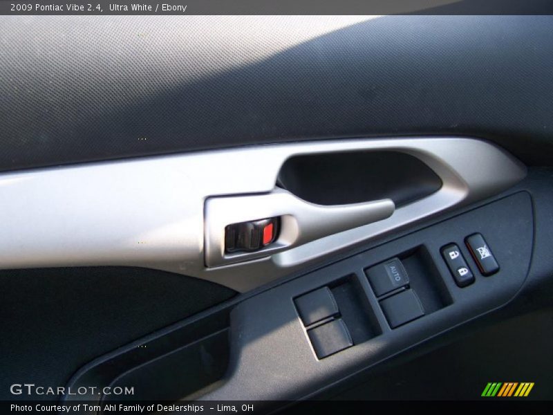 Ultra White / Ebony 2009 Pontiac Vibe 2.4