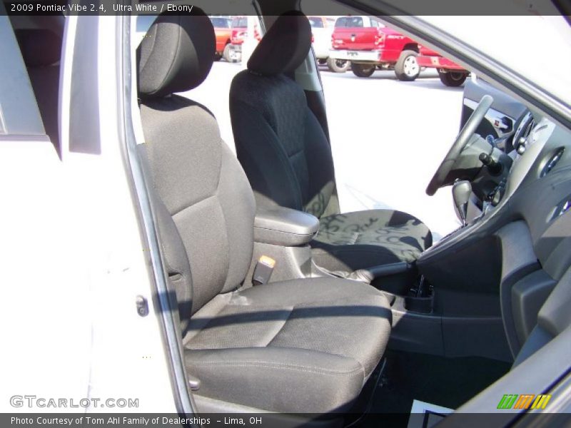 Ultra White / Ebony 2009 Pontiac Vibe 2.4