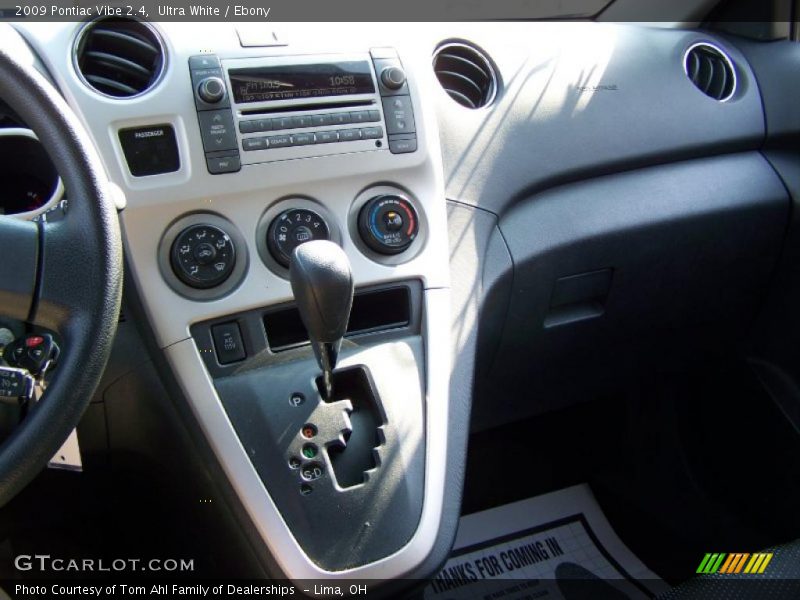 Ultra White / Ebony 2009 Pontiac Vibe 2.4