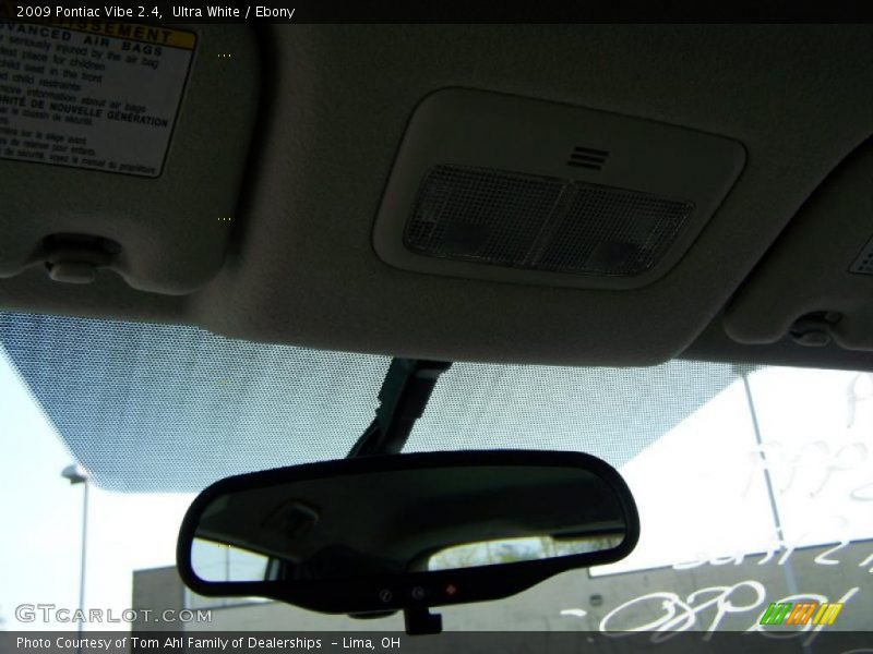 Ultra White / Ebony 2009 Pontiac Vibe 2.4