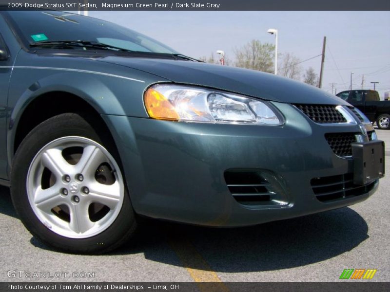 Magnesium Green Pearl / Dark Slate Gray 2005 Dodge Stratus SXT Sedan