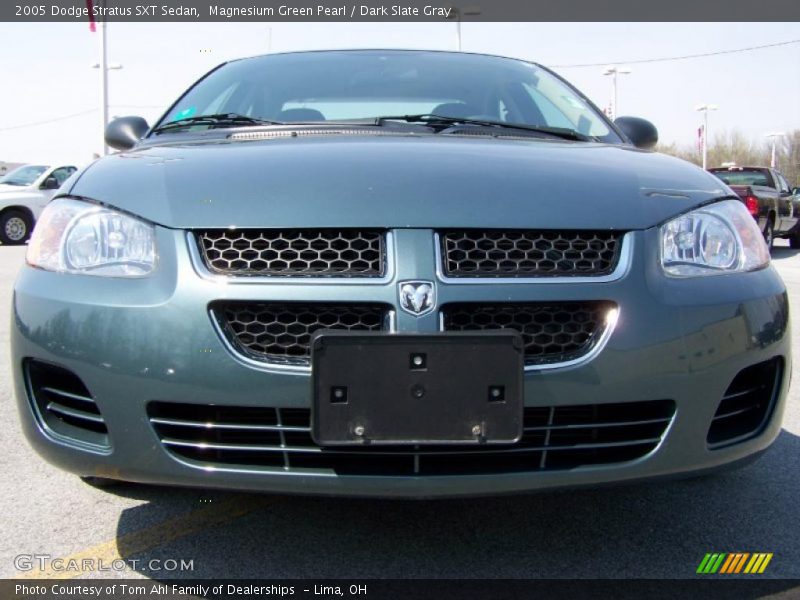 Magnesium Green Pearl / Dark Slate Gray 2005 Dodge Stratus SXT Sedan