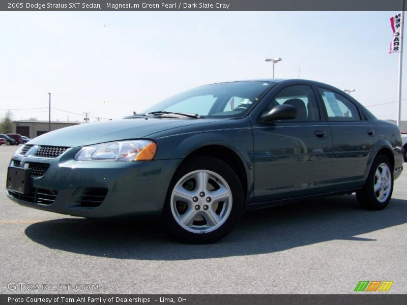Magnesium Green Pearl / Dark Slate Gray 2005 Dodge Stratus SXT Sedan