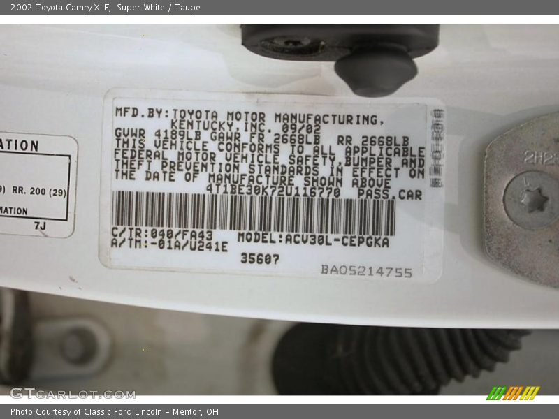 Super White / Taupe 2002 Toyota Camry XLE