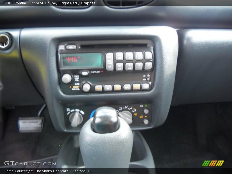 Bright Red / Graphite 2000 Pontiac Sunfire SE Coupe