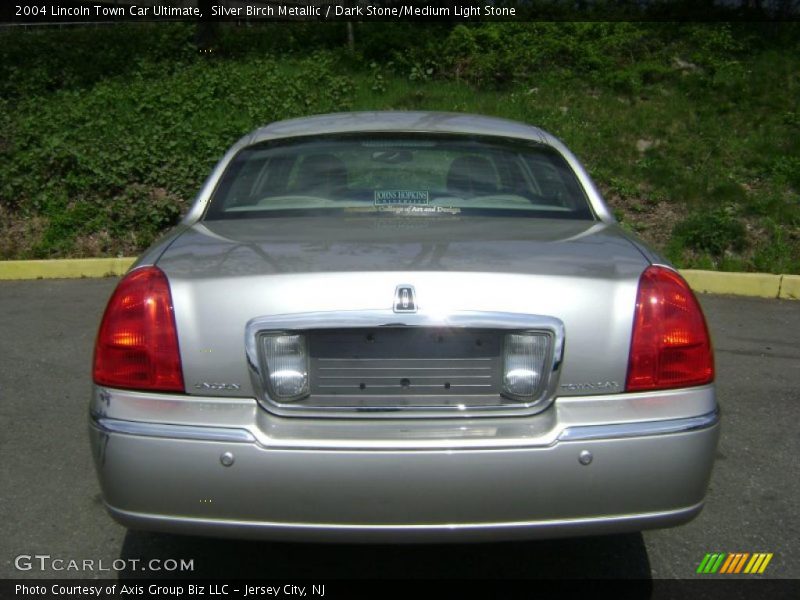 Silver Birch Metallic / Dark Stone/Medium Light Stone 2004 Lincoln Town Car Ultimate