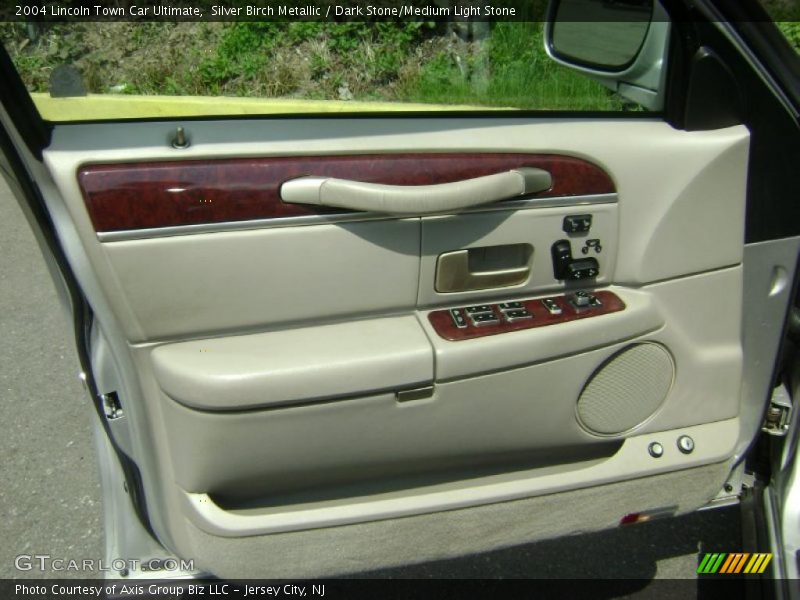 Silver Birch Metallic / Dark Stone/Medium Light Stone 2004 Lincoln Town Car Ultimate
