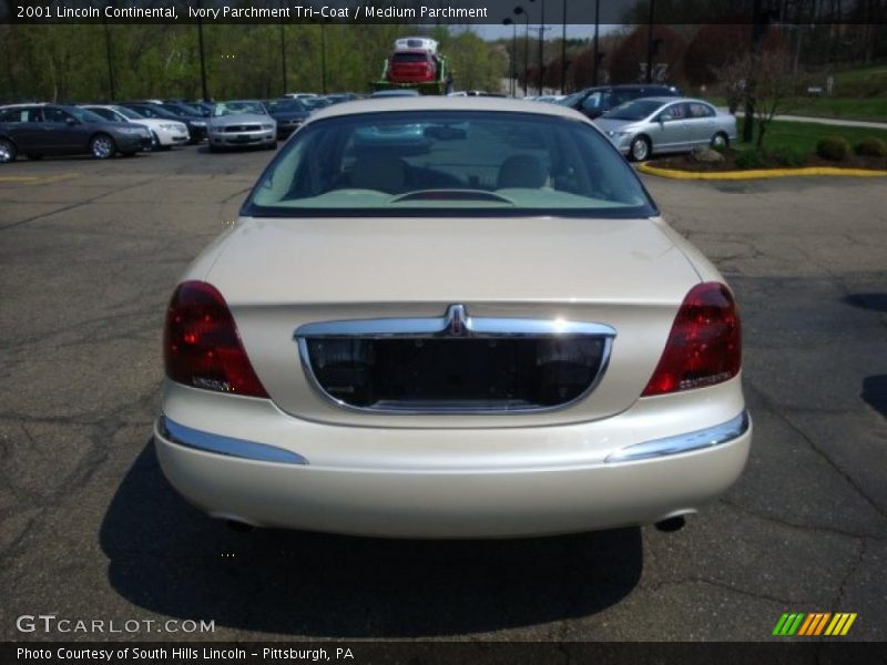 Ivory Parchment Tri-Coat / Medium Parchment 2001 Lincoln Continental