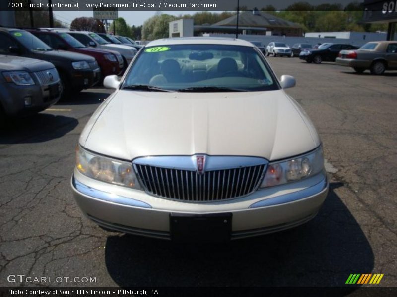 Ivory Parchment Tri-Coat / Medium Parchment 2001 Lincoln Continental