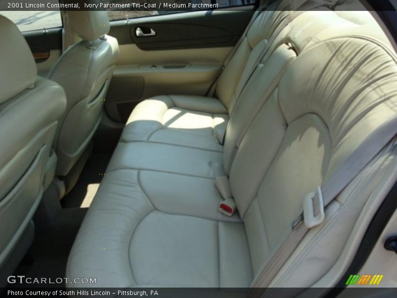 Ivory Parchment Tri-Coat / Medium Parchment 2001 Lincoln Continental