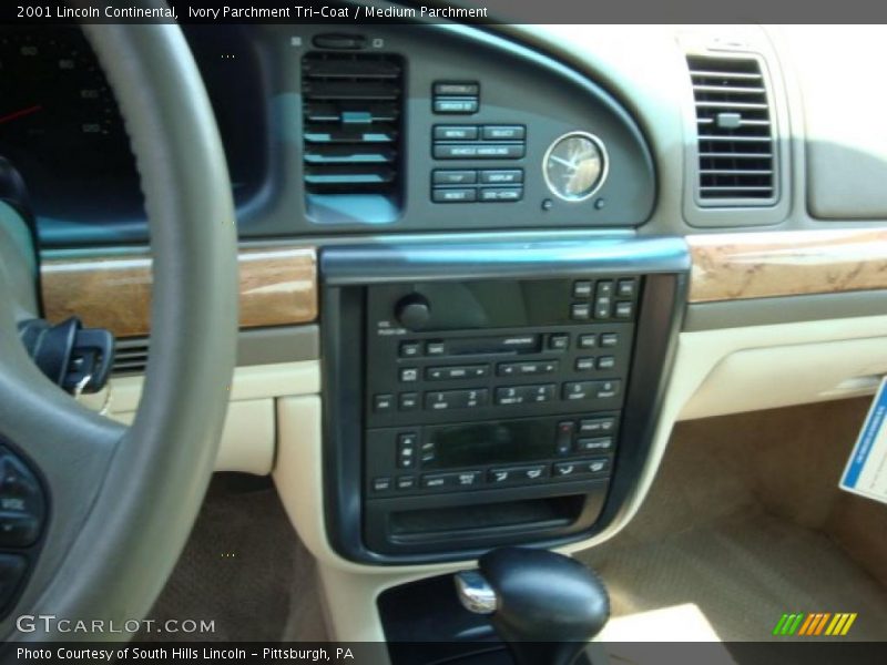 Ivory Parchment Tri-Coat / Medium Parchment 2001 Lincoln Continental