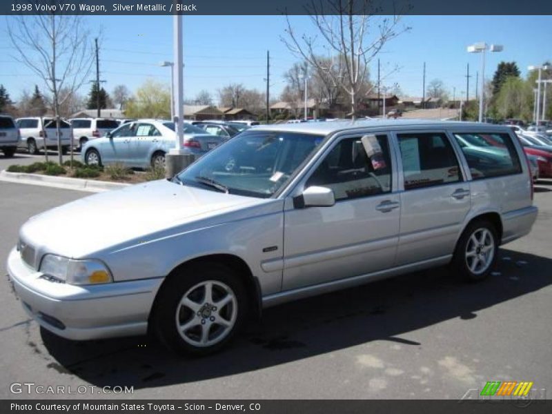 Front 3/4 View of 1998 V70 Wagon
