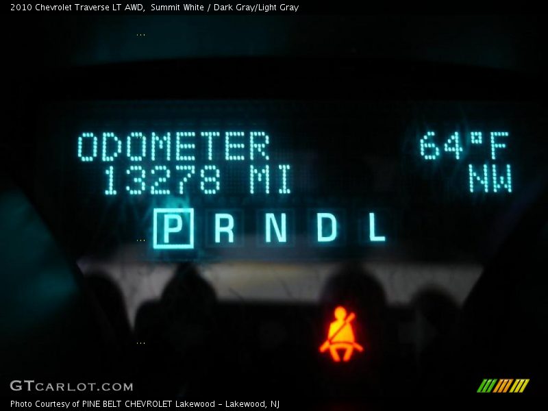 Summit White / Dark Gray/Light Gray 2010 Chevrolet Traverse LT AWD
