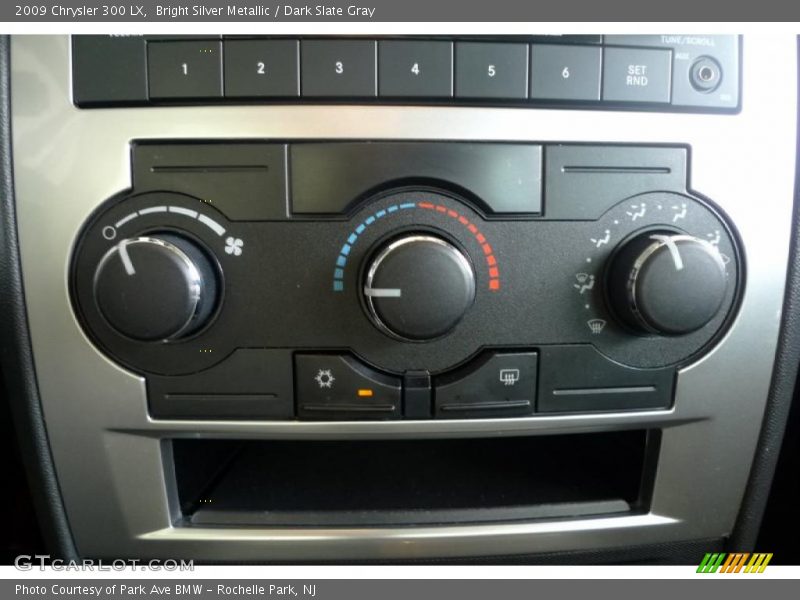 Bright Silver Metallic / Dark Slate Gray 2009 Chrysler 300 LX