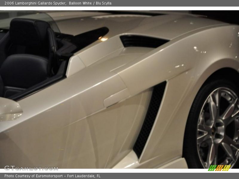 Balloon White / Blu Scylla 2006 Lamborghini Gallardo Spyder