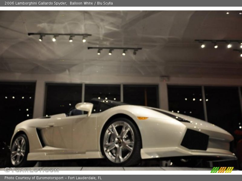Balloon White / Blu Scylla 2006 Lamborghini Gallardo Spyder