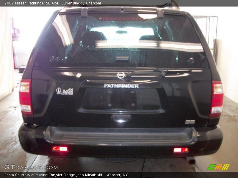 Super Black / Charcoal 2002 Nissan Pathfinder SE 4x4