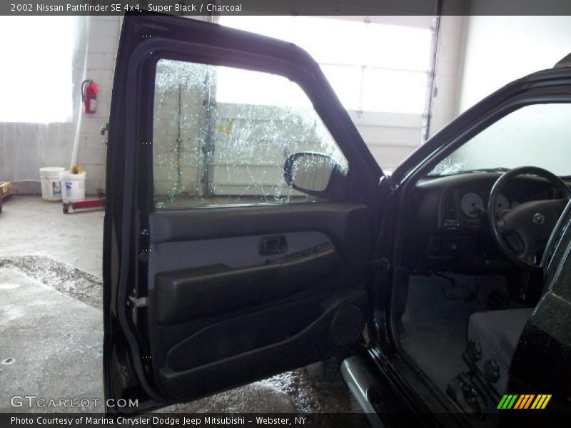 Super Black / Charcoal 2002 Nissan Pathfinder SE 4x4