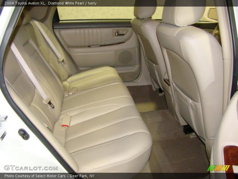 Diamond White Pearl / Ivory 2004 Toyota Avalon XL