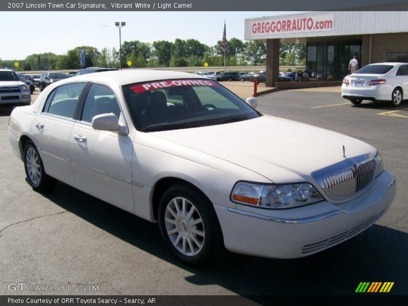 Vibrant White / Light Camel 2007 Lincoln Town Car Signature