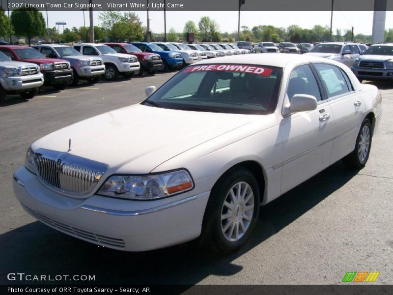 Vibrant White / Light Camel 2007 Lincoln Town Car Signature