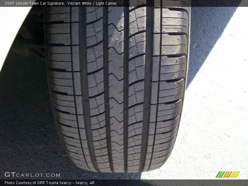 Vibrant White / Light Camel 2007 Lincoln Town Car Signature