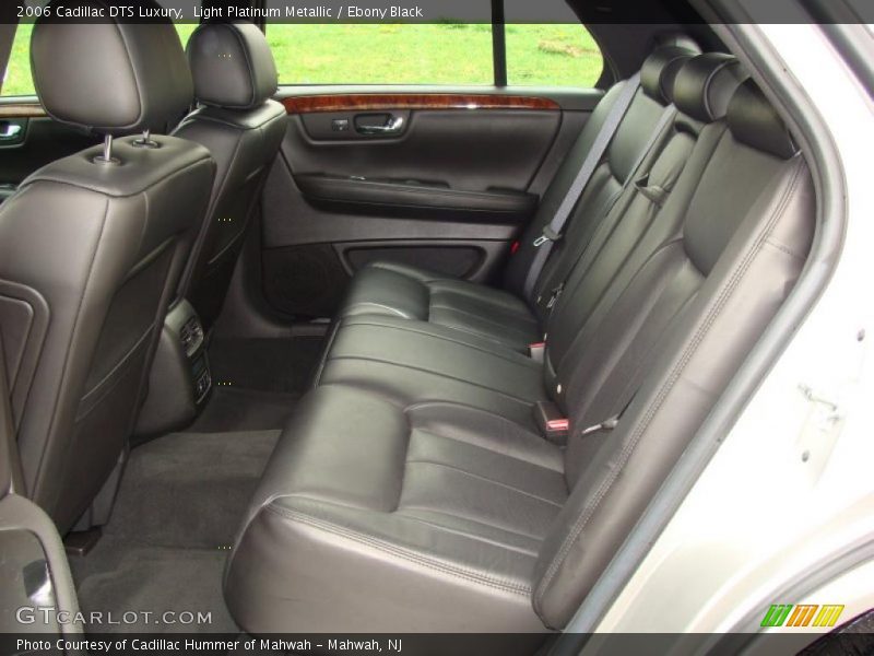 Light Platinum Metallic / Ebony Black 2006 Cadillac DTS Luxury