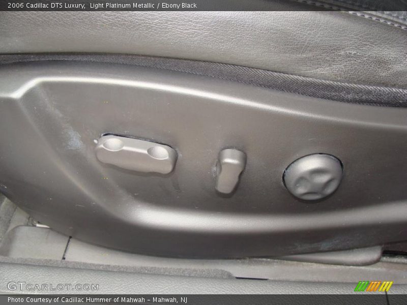 Light Platinum Metallic / Ebony Black 2006 Cadillac DTS Luxury
