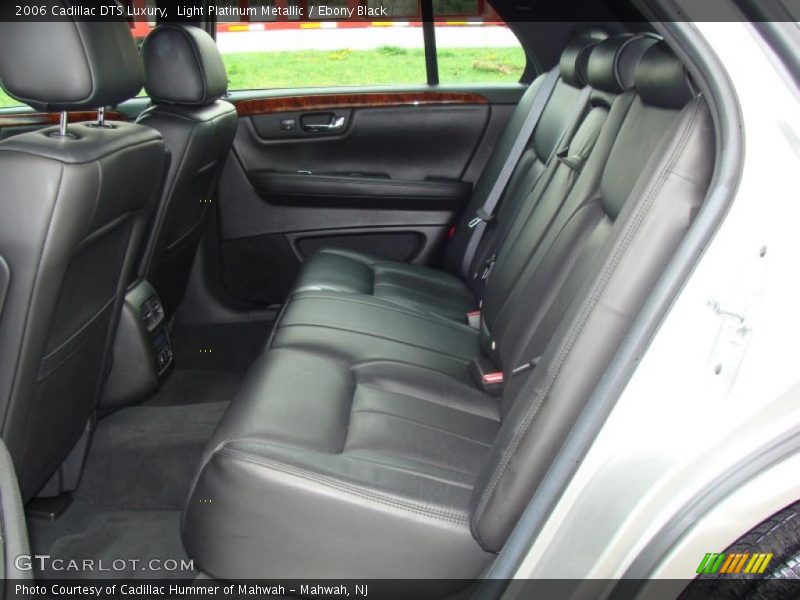 Light Platinum Metallic / Ebony Black 2006 Cadillac DTS Luxury