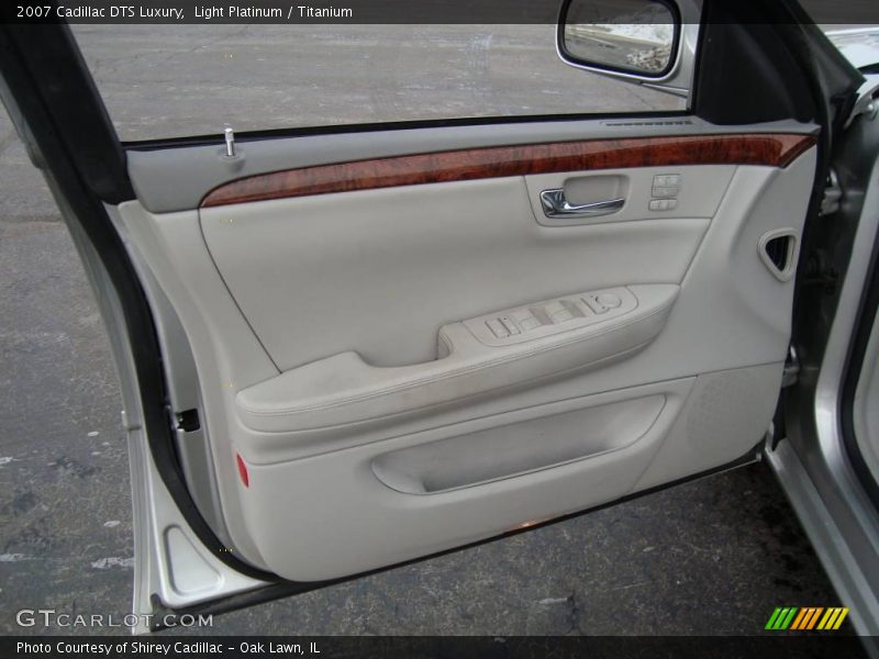 Light Platinum / Titanium 2007 Cadillac DTS Luxury