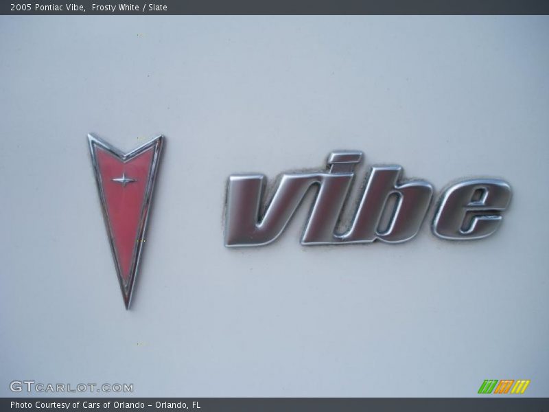 Frosty White / Slate 2005 Pontiac Vibe