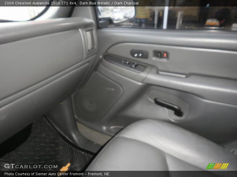 Dark Blue Metallic / Dark Charcoal 2004 Chevrolet Avalanche 1500 Z71 4x4