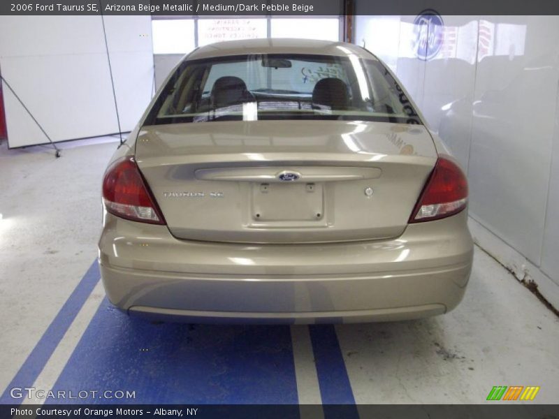 Arizona Beige Metallic / Medium/Dark Pebble Beige 2006 Ford Taurus SE
