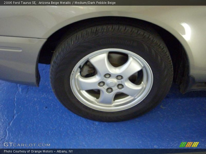 Arizona Beige Metallic / Medium/Dark Pebble Beige 2006 Ford Taurus SE