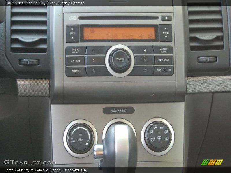 Super Black / Charcoal 2009 Nissan Sentra 2.0