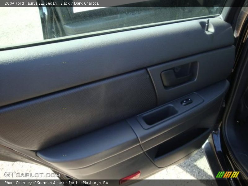Black / Dark Charcoal 2004 Ford Taurus SES Sedan