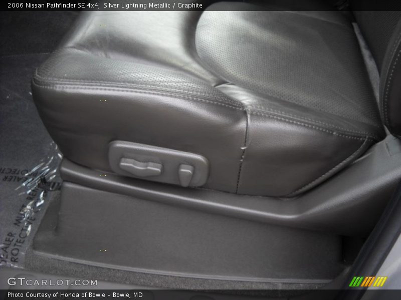 Silver Lightning Metallic / Graphite 2006 Nissan Pathfinder SE 4x4