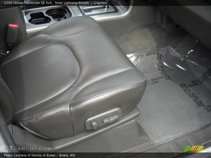 Silver Lightning Metallic / Graphite 2006 Nissan Pathfinder SE 4x4